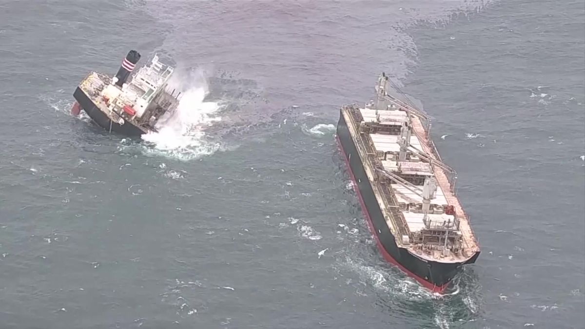 Video: U Japonska najela loď na mělčinu. Rozpůlila se a vytéká z ní palivo